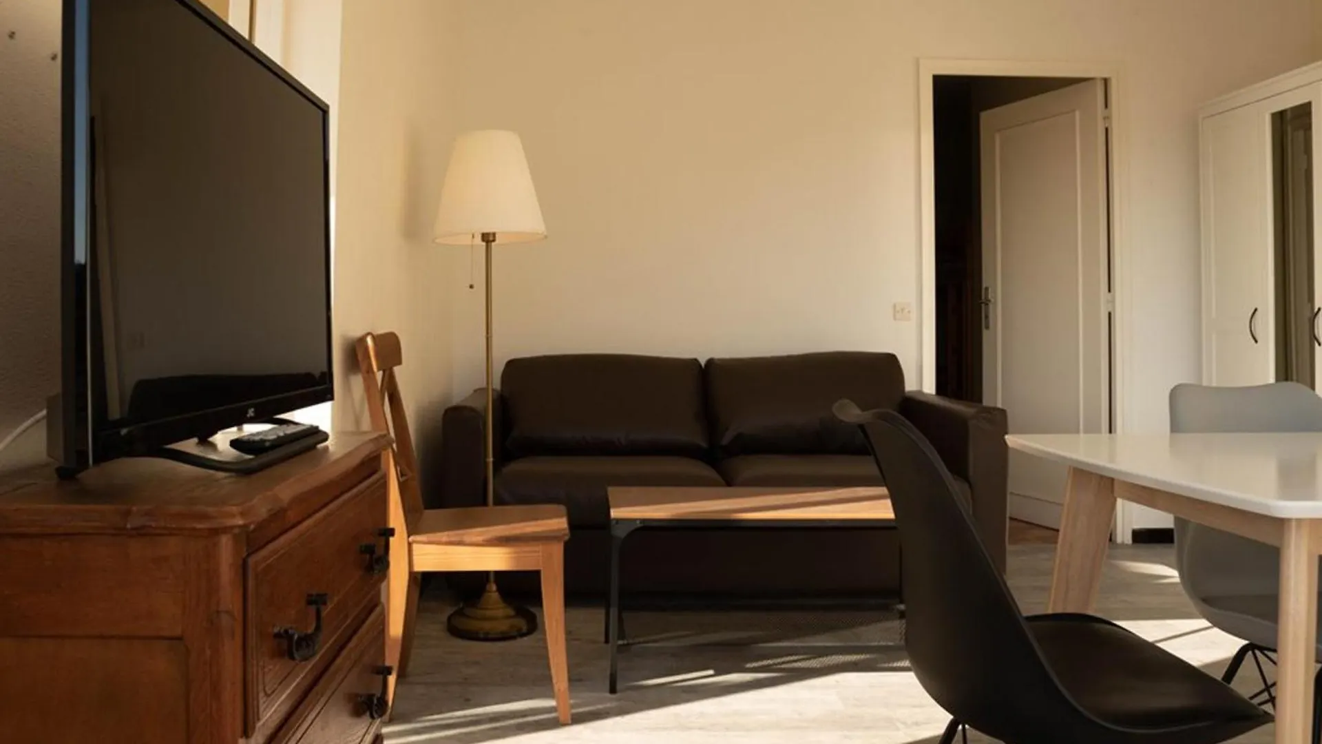 T2 + Cabine, Parking, Clim, 250M De La Plage - Fr-1-803-18 Le Lavandou France