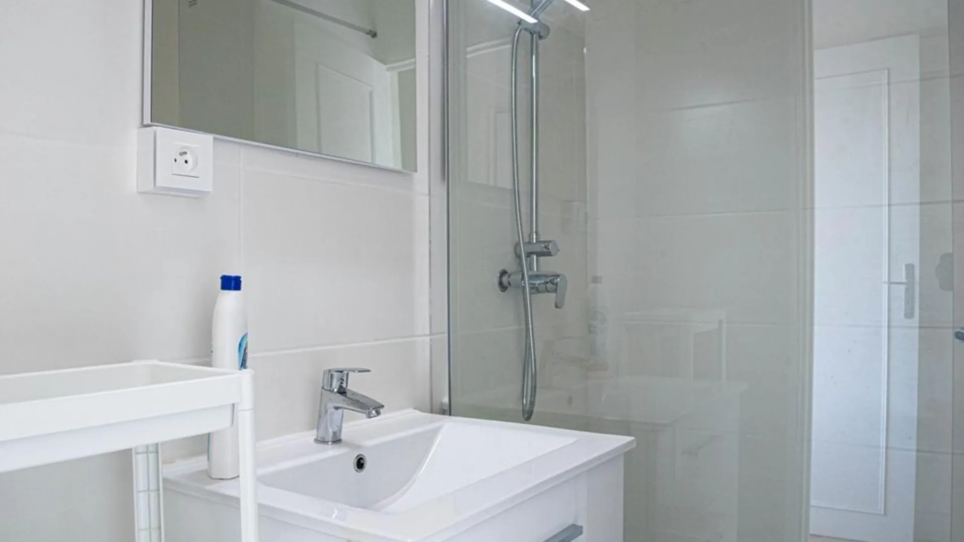 T2 + Cabine, Parking, Clim, 250M De La Plage - Fr-1-803-18 Le Lavandou 0*,  France